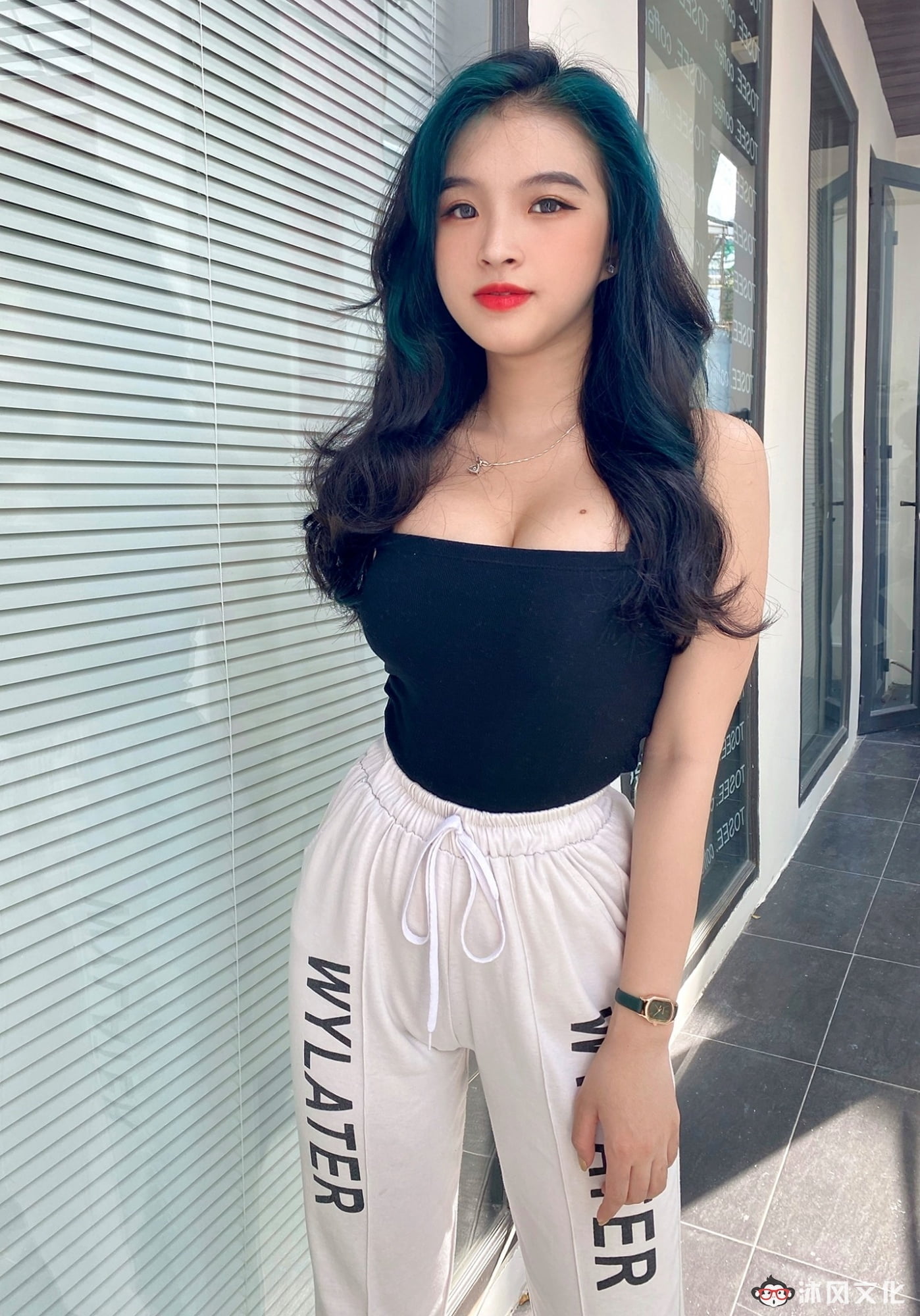 去年穿奥黛爆红的18岁越南学生妹爆近照曝光网惊:风格变好多 去年穿奥黛爆红的18岁越南学生妹爆近照曝光网惊:风格变好多