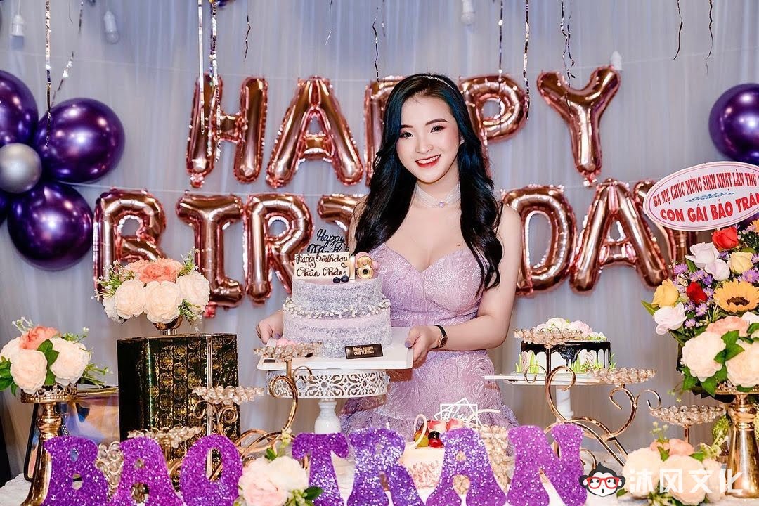 去年穿奥黛爆红的18岁越南学生妹爆近照曝光网惊:风格变好多 去年穿奥黛爆红的18岁越南学生妹爆近照曝光网惊:风格变好多