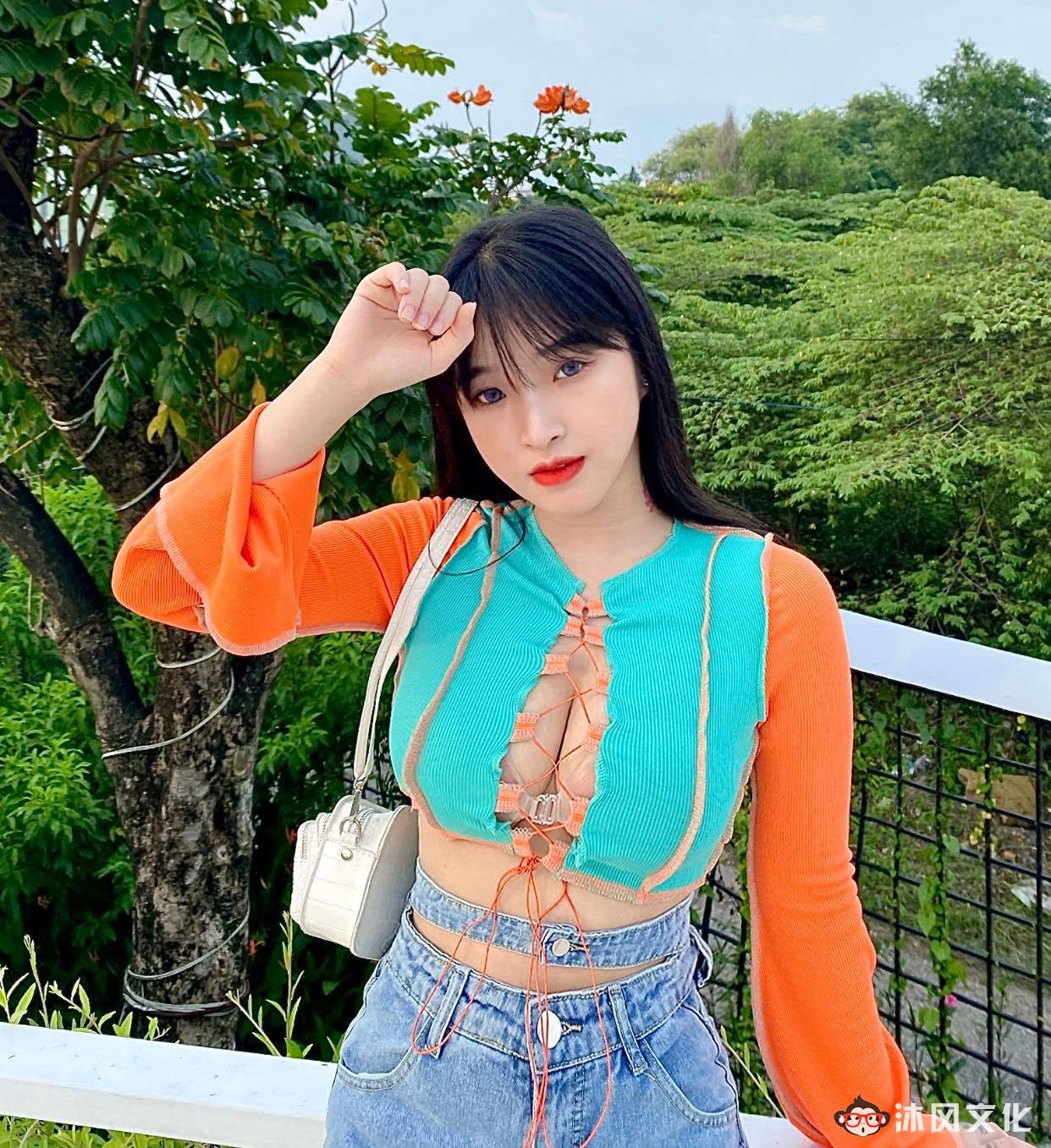 去年穿奥黛爆红的18岁越南学生妹爆近照曝光网惊:风格变好多 去年穿奥黛爆红的18岁越南学生妹爆近照曝光网惊:风格变好多