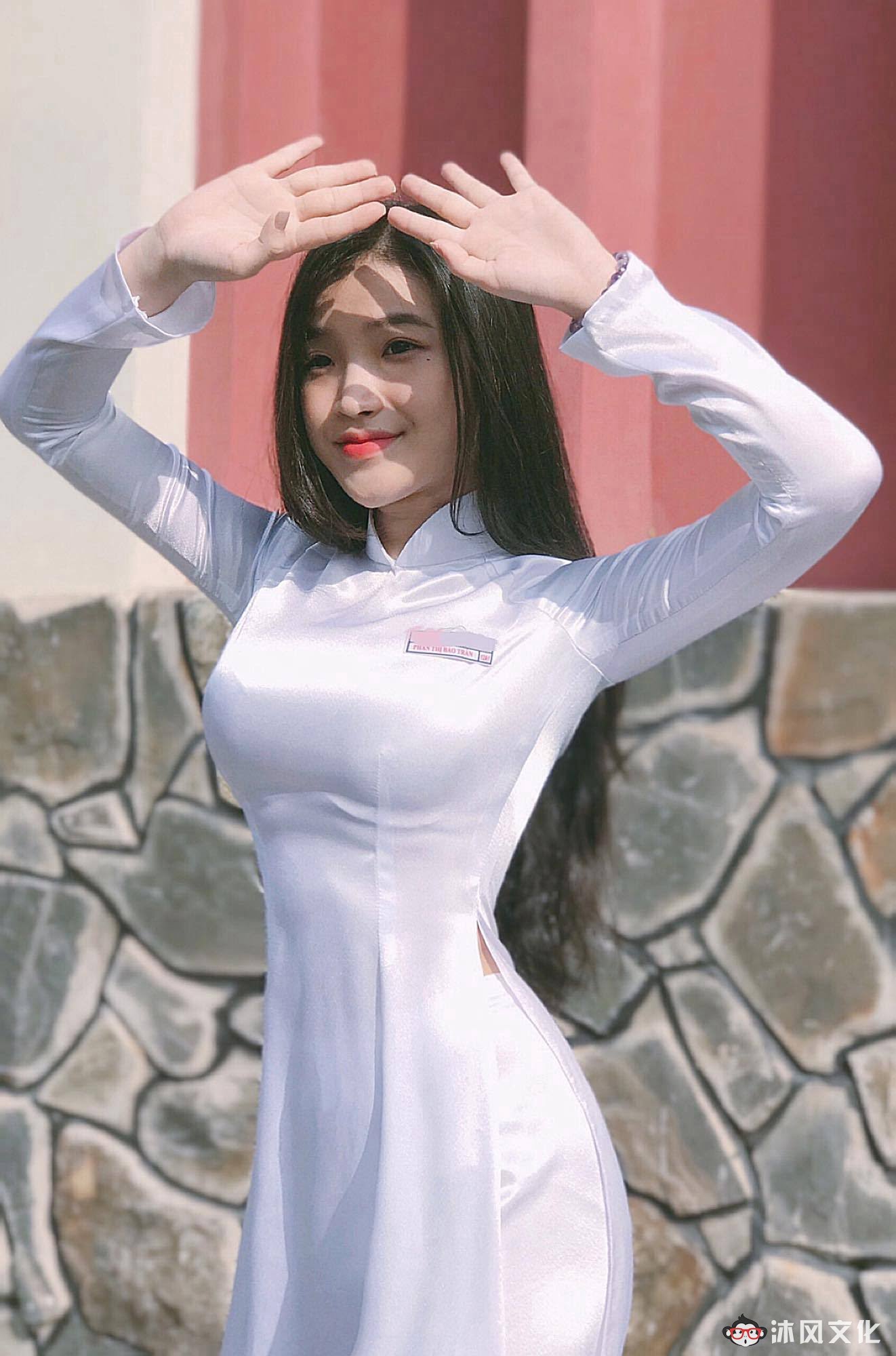 去年穿奥黛爆红的18岁越南学生妹爆近照曝光网惊:风格变好多 去年穿奥黛爆红的18岁越南学生妹爆近照曝光网惊:风格变好多