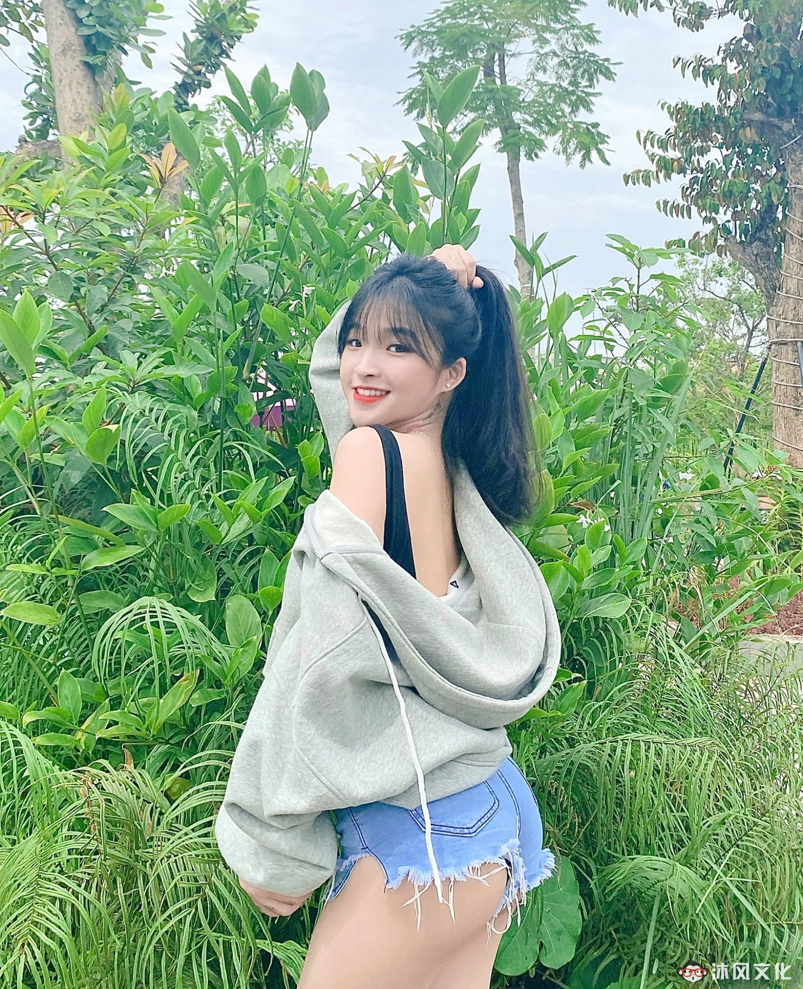 去年穿奥黛爆红的18岁越南学生妹爆近照曝光网惊:风格变好多 去年穿奥黛爆红的18岁越南学生妹爆近照曝光网惊:风格变好多