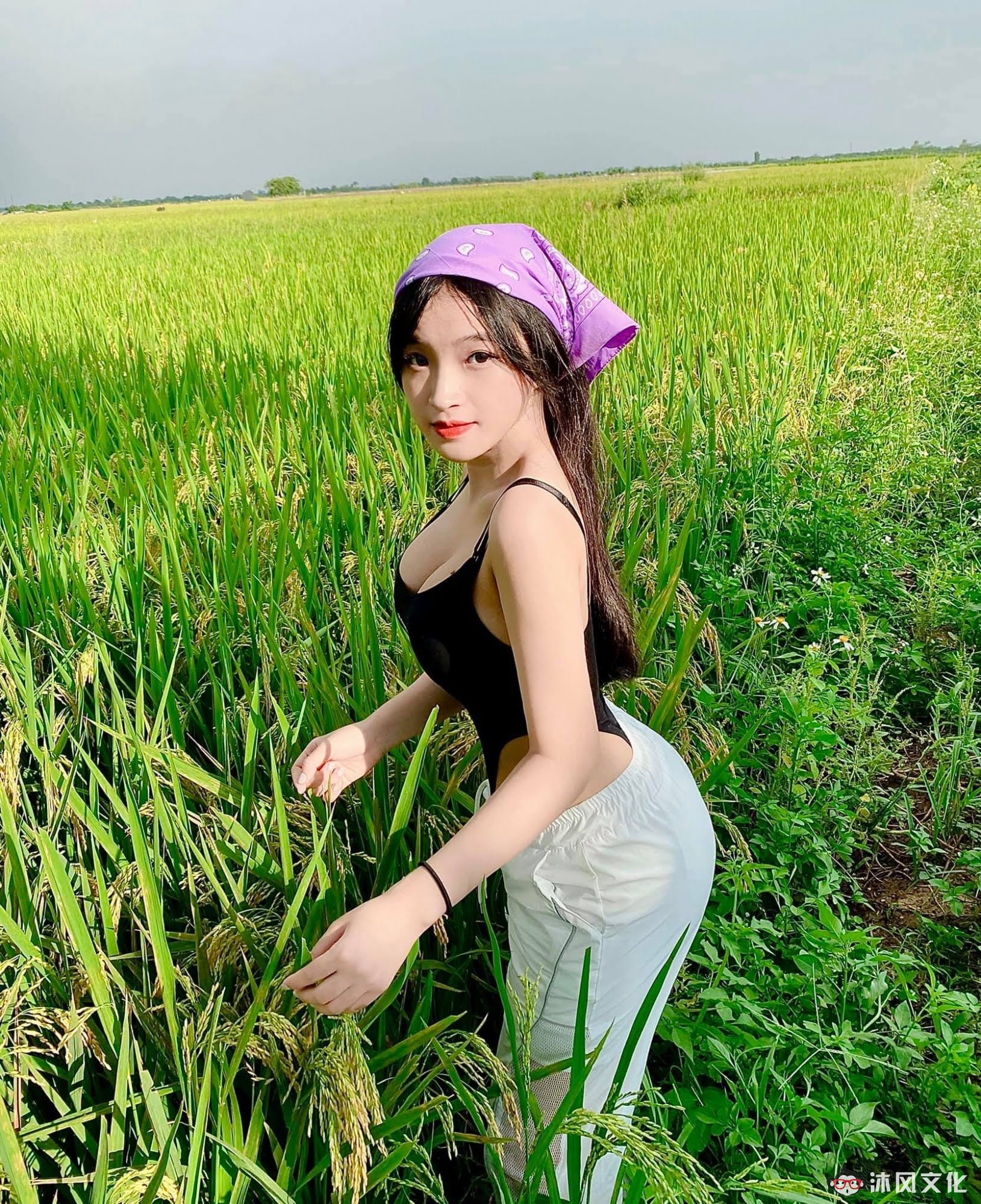 去年穿奥黛爆红的18岁越南学生妹爆近照曝光网惊:风格变好多 去年穿奥黛爆红的18岁越南学生妹爆近照曝光网惊:风格变好多