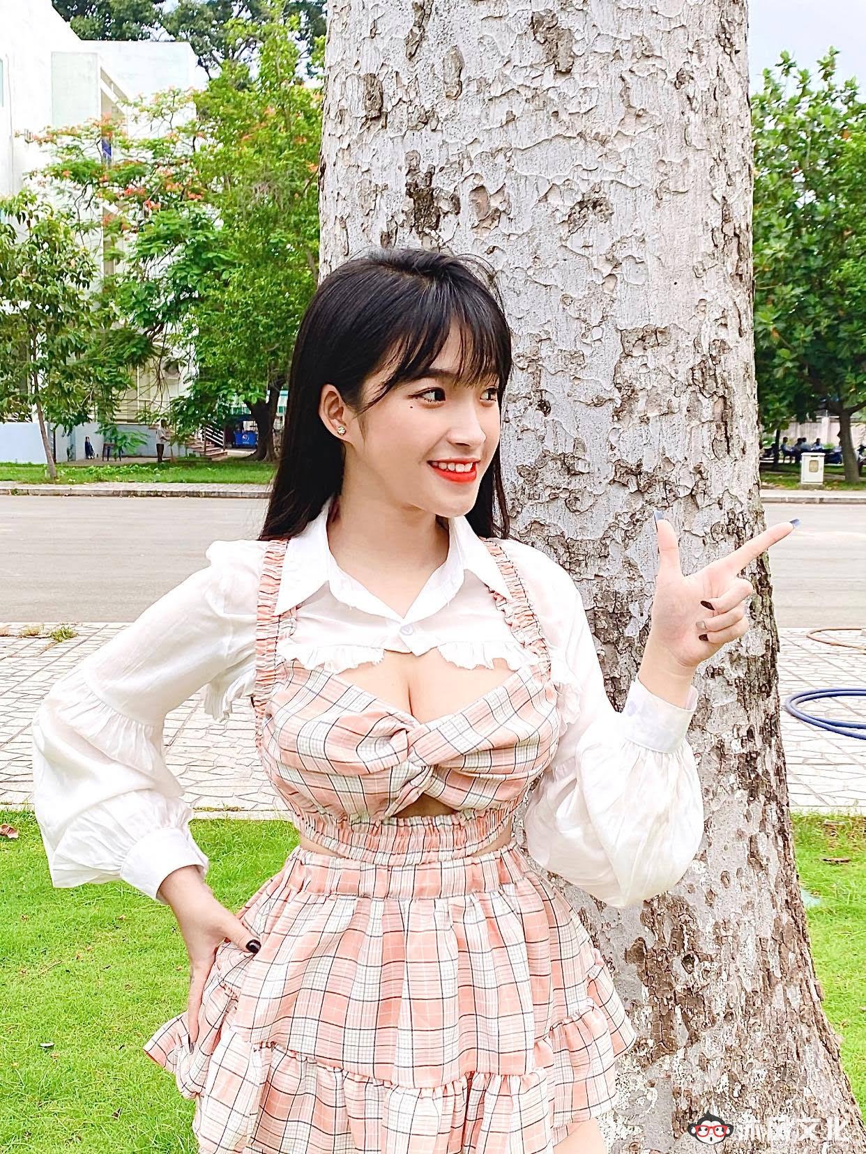 去年穿奥黛爆红的18岁越南学生妹爆近照曝光网惊:风格变好多 去年穿奥黛爆红的18岁越南学生妹爆近照曝光网惊:风格变好多