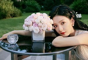 章若楠上白下粉轻纱长裙户外青草地唯美清新写真照￼-沐风文化